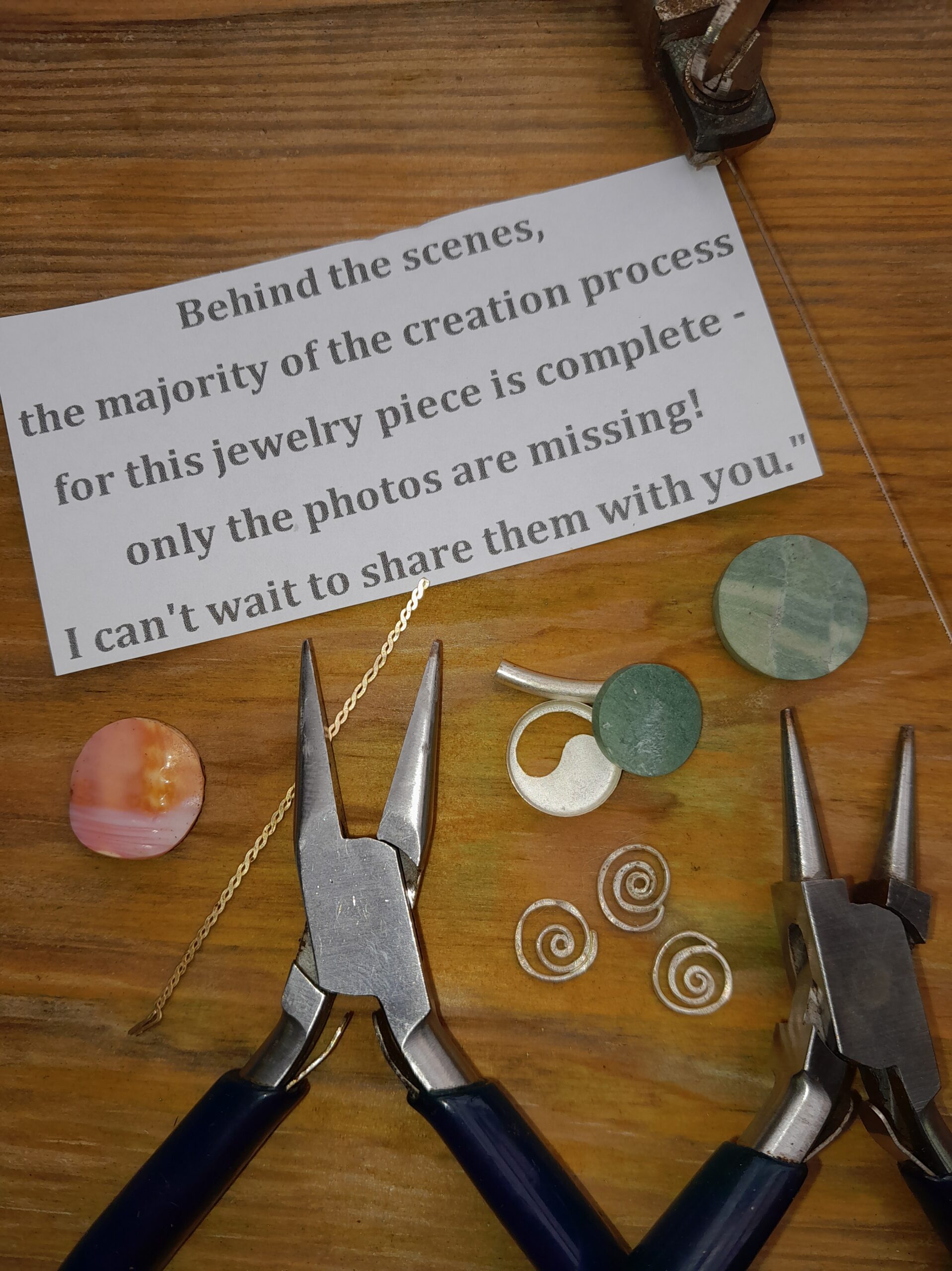 Grenadite Cocoa pod-inspired pendant - Image 2